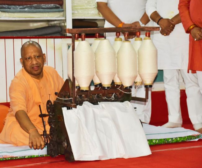 CM योगी ने महात्मा गांधी व लाल बहादुर शास्त्री को दी श्रद्धांजलि, बोले- अहिंसा लोकतंत्र की सबसे बड़ी ताकत - CM Yogi Adityanath paid tribute to Mahatma Gandhi and Lal ...