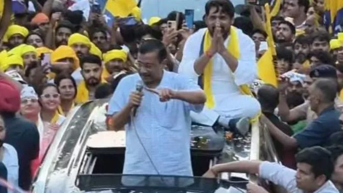 केजरीवाल बल्लभगढ़ मेन बाजार में अपने प्रत्याशी रविंद्र फौजदार के लिए रोड शो करते हुए। फोटो जागरण