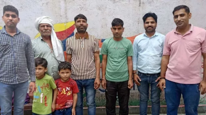 Agra News: अपने परिवार के साथ बबलू।