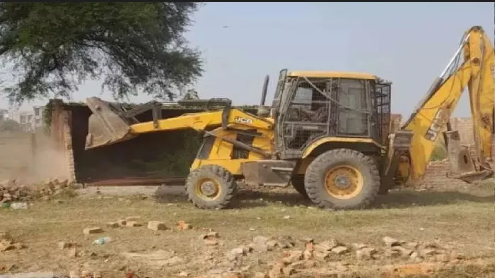 Bulldozer Action: अतिक्रमण हटाने के लिये पूरे दिन गरजा बुलडोजर. File Photo