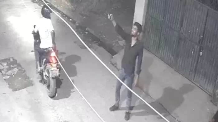 घर पर ताबड़तोड़ की फायरिंग, पूरी वारदात सीसीटीवी में कैद।