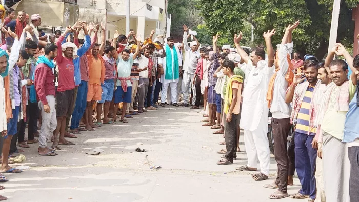 धान की सरकारी खरीद की मांग को लेकर नारेबाजी करते किसान