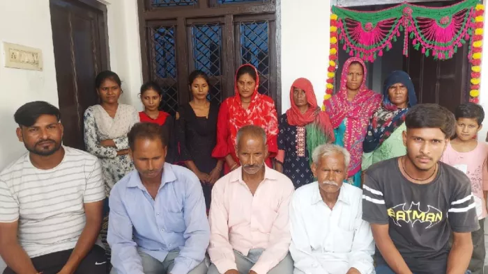 Saharanpur News: गांव फतेहपुर स्थित बलिदानी मलखान सिंह के स्वजन। जागरण
