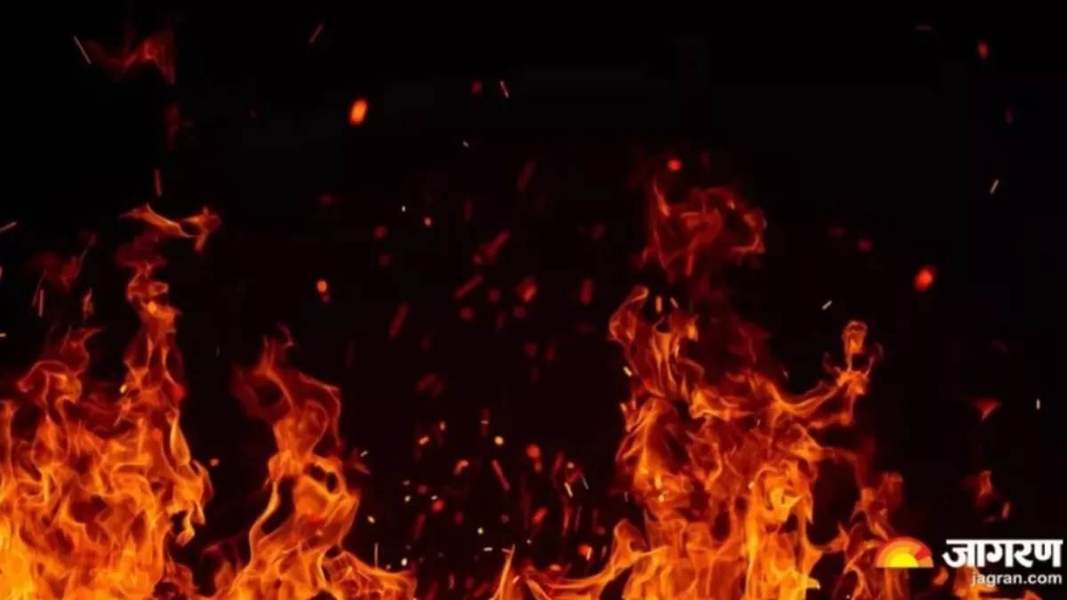 fire in building in indore person died five rescued