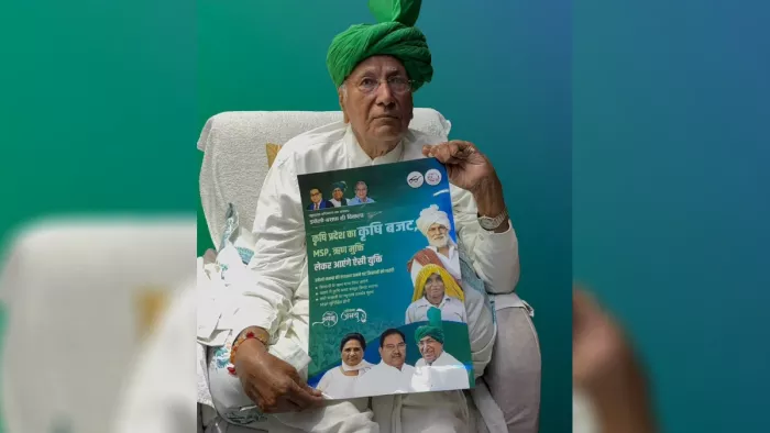 कृषि बजट जारी करते इनेलो सुप्रीमो चौधरी ओम प्रकाश चौटाला।