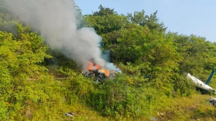 Pune helicopter crash पुणे में हेलीकॉप्टर क्रैश हुआ।