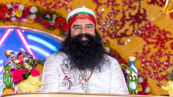 पैरोल मिलने के बाद जेल से बाहर आया राम रहीम (फाइल फोटो)