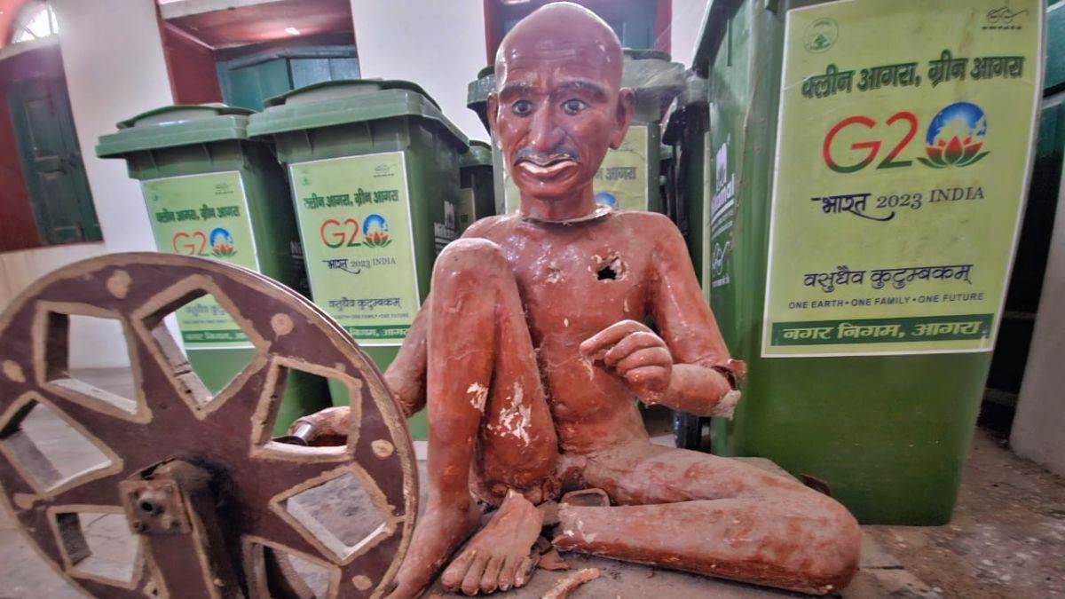 https://www.jagranimages.com/images/newimg/02102024/02_10_2024-statue_of_gandhi_agra_23808247.jpg