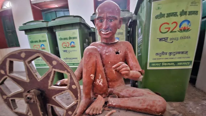 गांधीजी की प्रतिमा पिछले वर्ष कमरे में डस्टबिन के बराबर में थी। प्रतिमा अब गायब हो चुकी है। जागरण आर्काइव