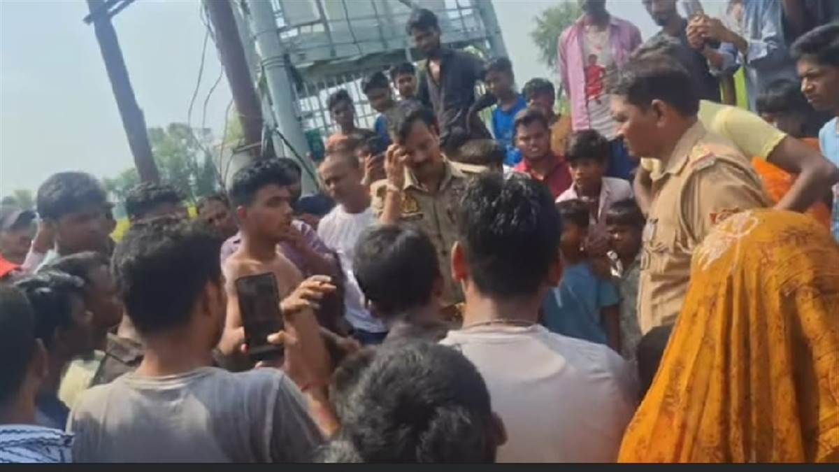 kushinagar news lover climbs tower after girlfriend refuses to return
