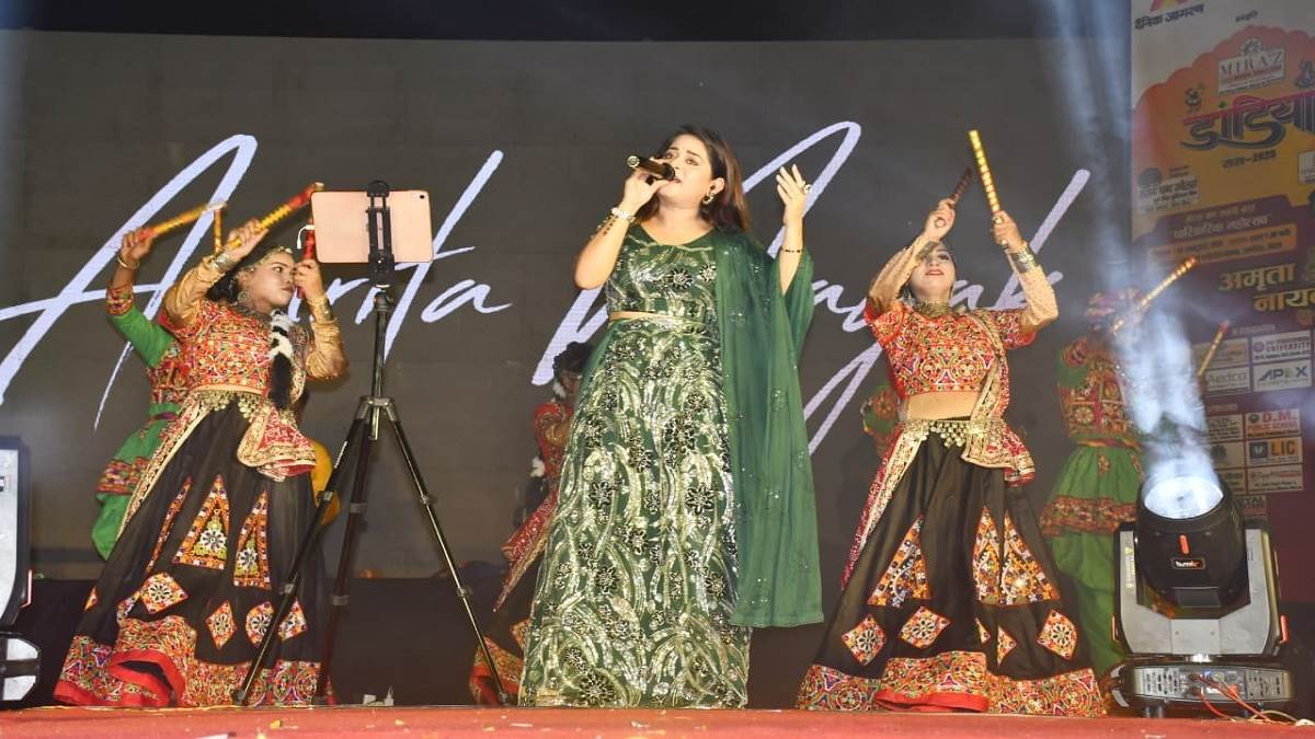 meerut news singer amrita nayak voice enthralled audience at dandiya raas organised by dainik jagran