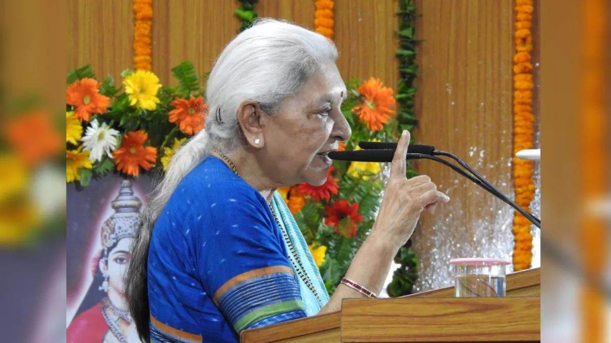 governor anandiben patel pays tribute to gandhi shastri on jayanti in lucknow