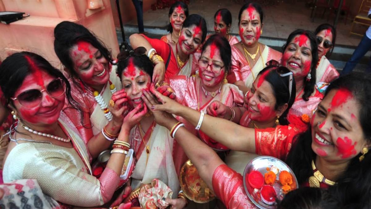 with the resolution of aasche bochhor abaar hobe maa durga bids farewell with best wishes and good wishes