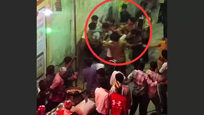 रामलीला मंचन के बाहर युवकों के गुटों में चले लाठी-डंडे।