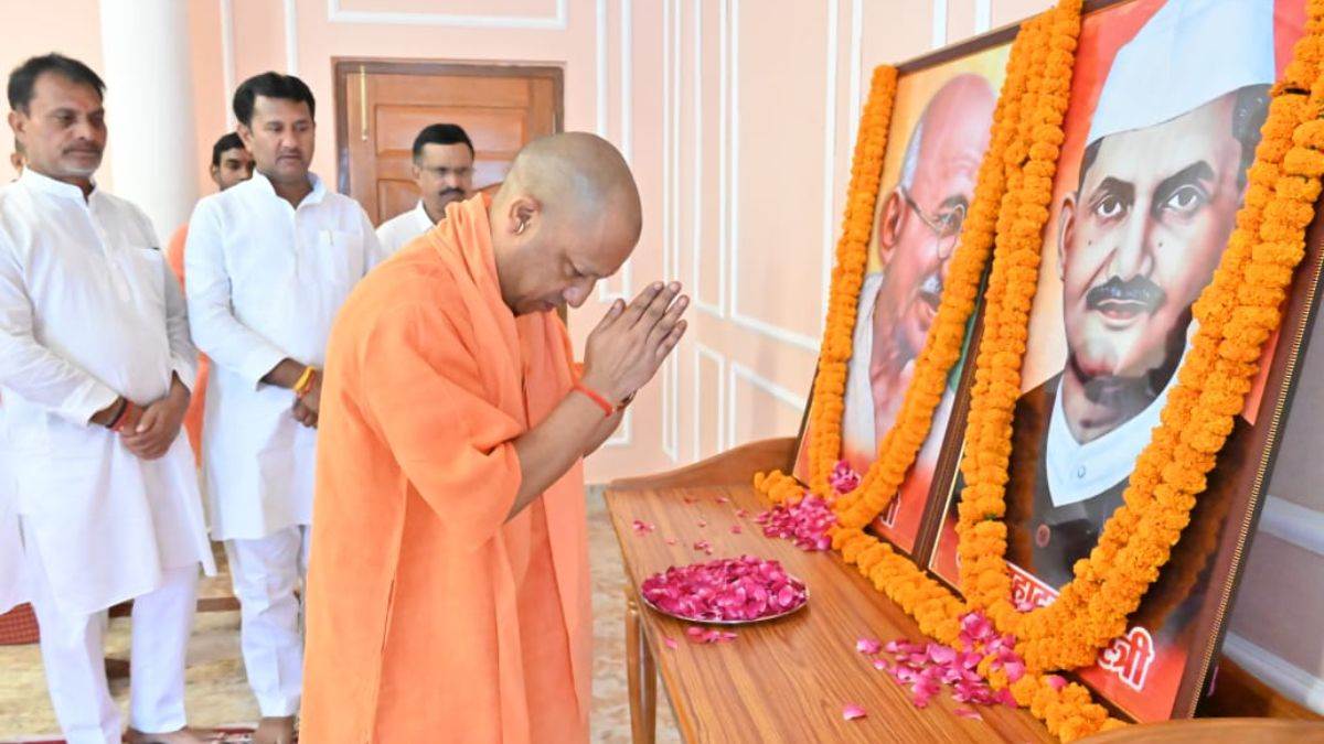 gorakhpur news yogi adityanath pays tribute to gandhi shastr promotes swadeshi