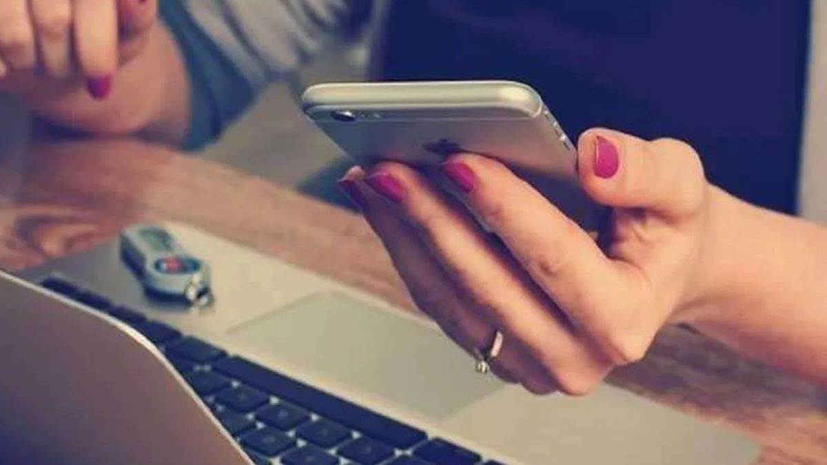badaun news cyber thugs steal shares by hacking mobile phones