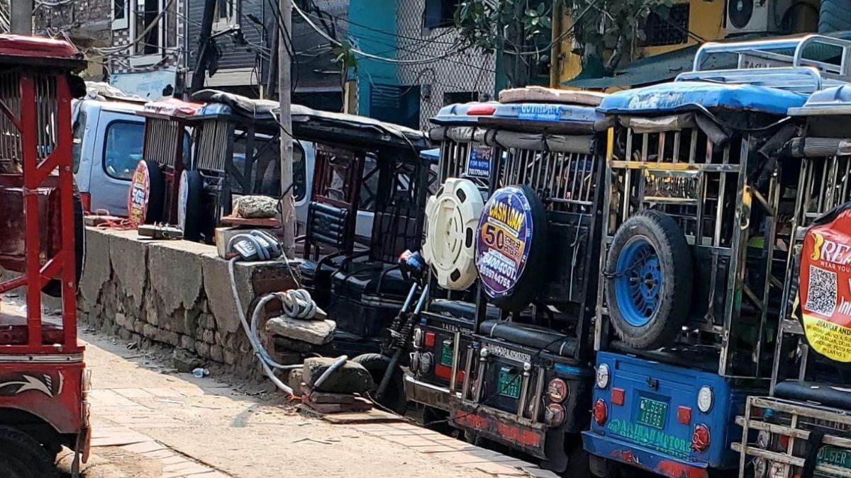 ncr east delhi crime illegal e rickshaw charging stations cause power theft