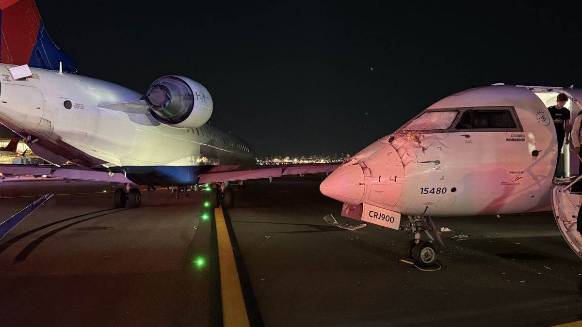 two delta planes collided while taxiing at newyork laguardia airport causing one plane wing detach