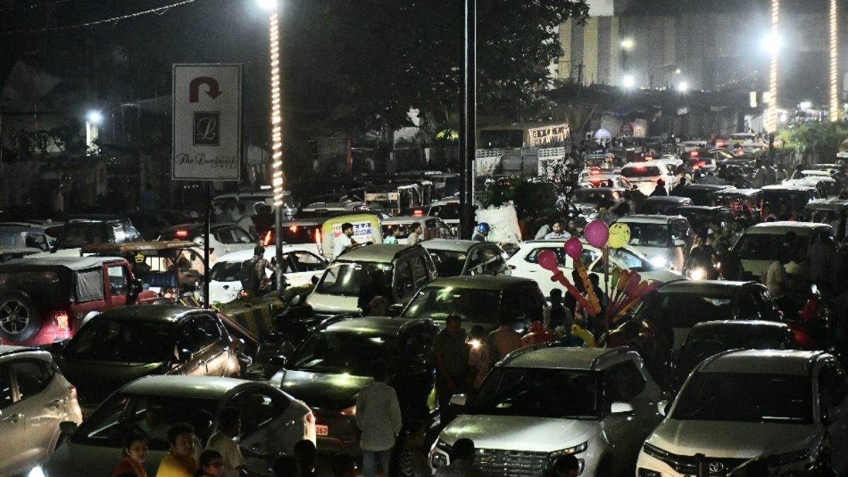 kanpur traffic jam heavy crowds cause gridlock during dussehra festivities