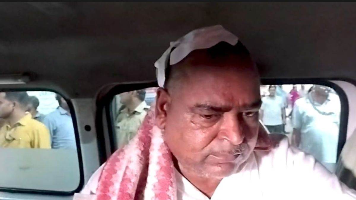 gayatri prajapati attack murder accused assaults ex minister in jail