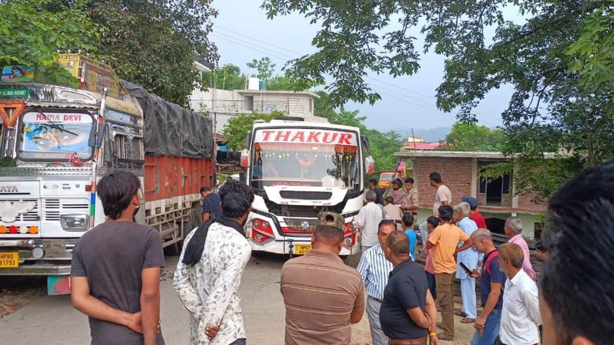 hamirpur road accident encroachment causes collision in himachal pradesh