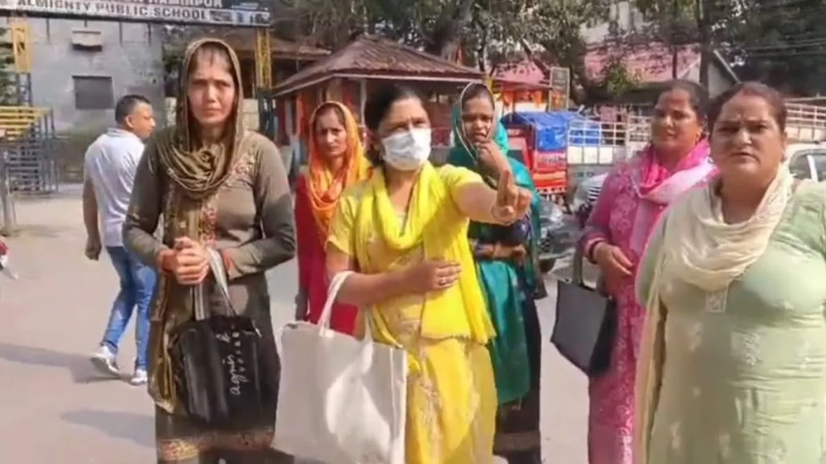 Himachal News: हमीरपुर के सरकारी स्कूल में शारीरिक शिक्षक ने पीटे खेलों में भाग लेने जा रहे छात्र, थाने पहुंचा मामला
