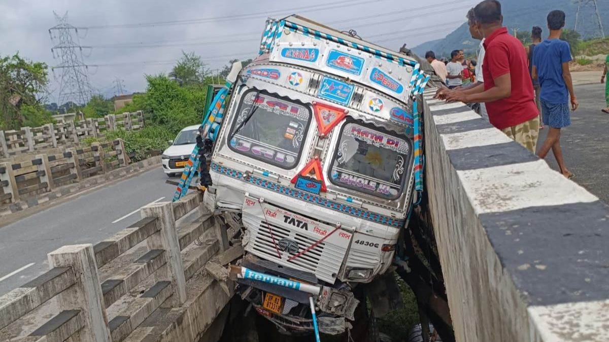 container truck overturns on bridge in barkattha hazaribagh