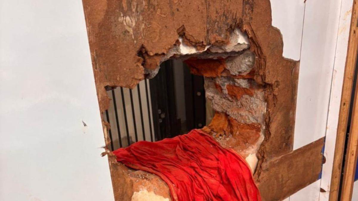 medininagar sbi branch burglary attempt foiled security system targeted
