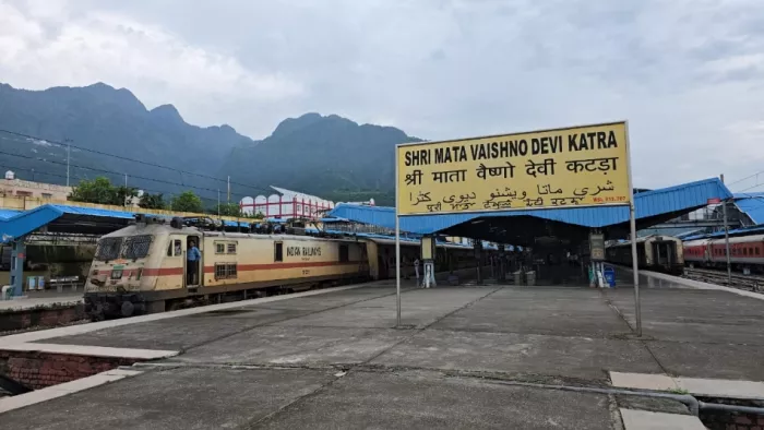 जम्मू-कटड़ा के बीच अन्य ट्रेनें भी उपलब्ध हैं।