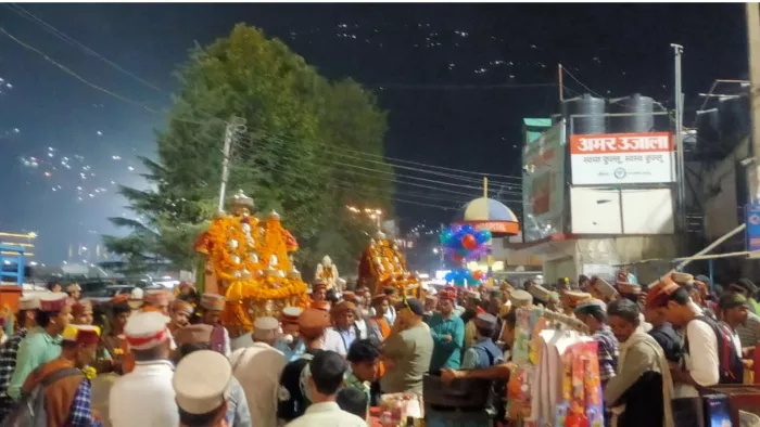 भव्य रथ यात्रा के साथ दशहरा उत्सव की शुरुआत