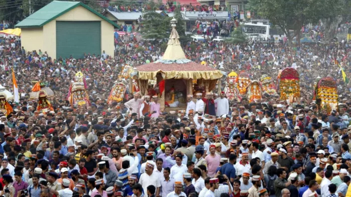कुल्लू दशहरा में भगवान रघुनाथ जी का रथ। जागरण