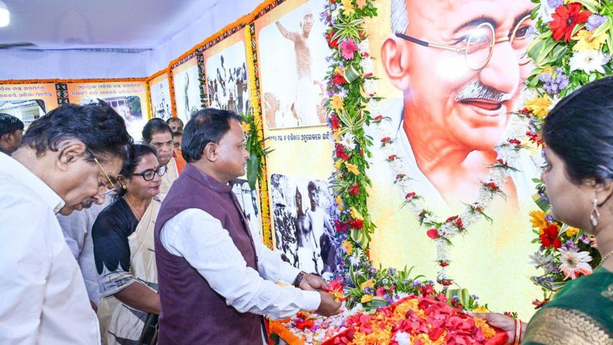 gandhi jayanti cm mohan charan majhi pays tribute to gandhi shastri