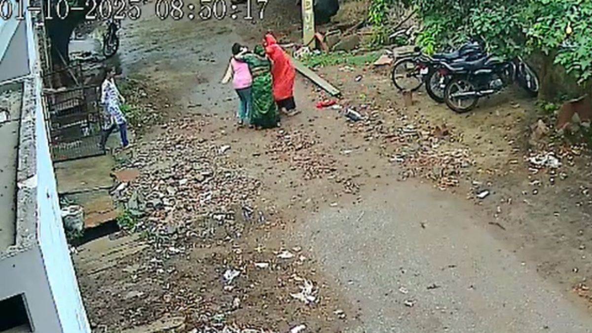 agra news woman assaults mother daughter returning from temple