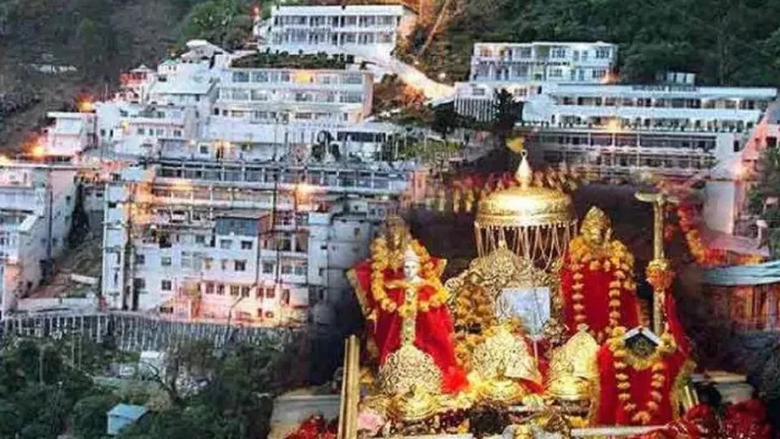 श्रद्धालु भैरव घाटी में बाबा भैरवनाथ के चरणों में नतमस्तक हो रहे हैं।