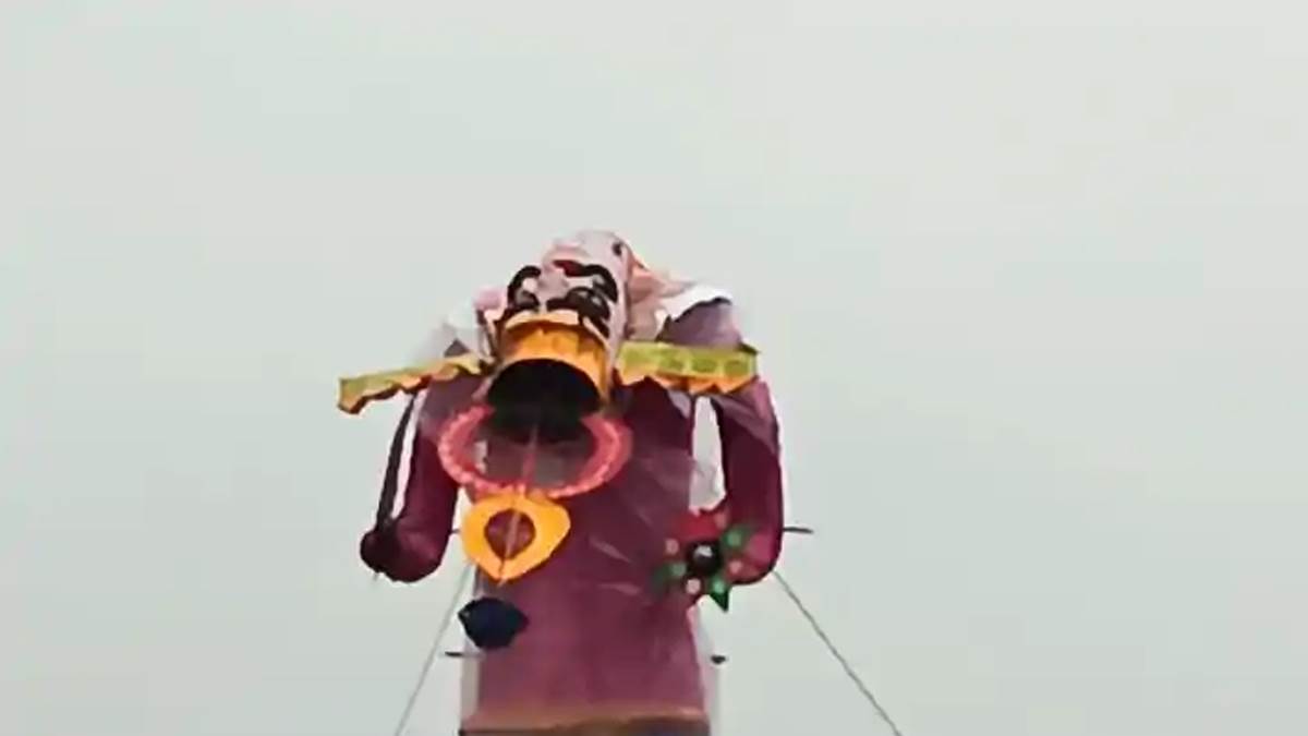 dussehra 2025 a unique dussehra scene in patna ravana died by melting rather than burning leaving people disappointed