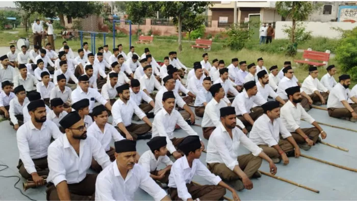 RSS @100: नारनौल में पथ संचलन, शस्त्र पूजन और सामाजिक एकता का संदेश, वरिष्ठ स्वयंसेवकों का हुआ सम्मान