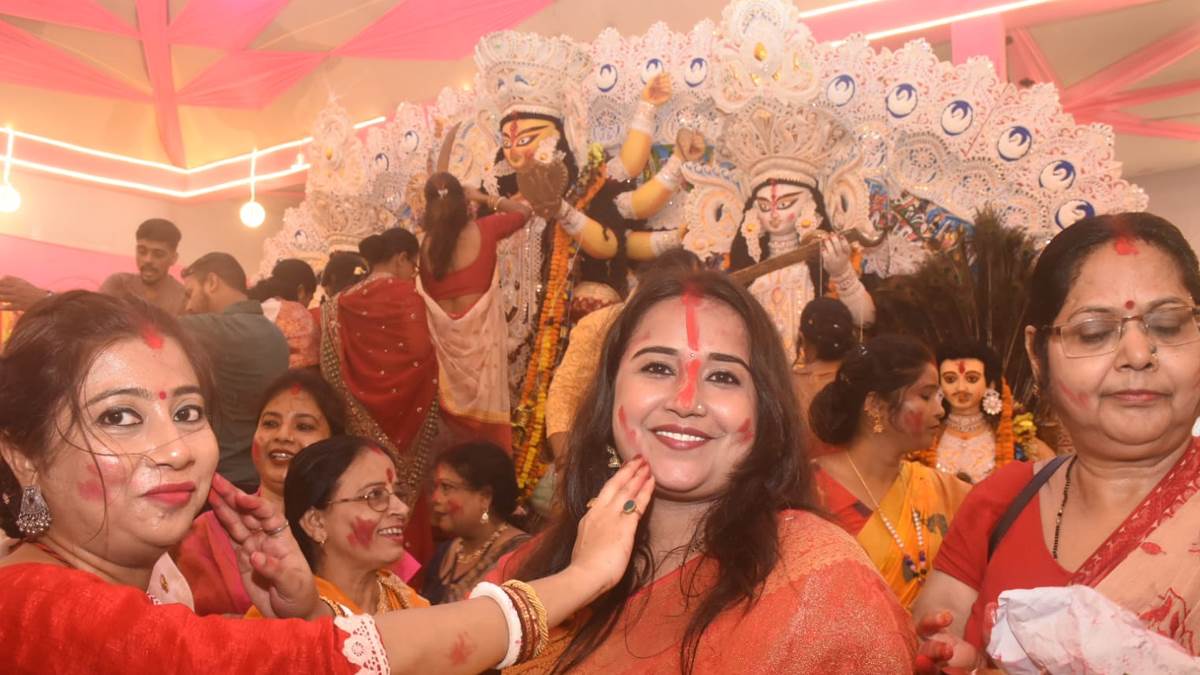 in patna goddess durga was given an emotional farewell with the joy of sindoor khela with sadness clearly visible on her face