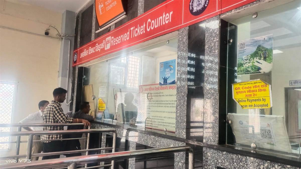 heavy rush on trains during the festive season long waiting times for gorakhdham express passengers upset over lack of confirmed tickets