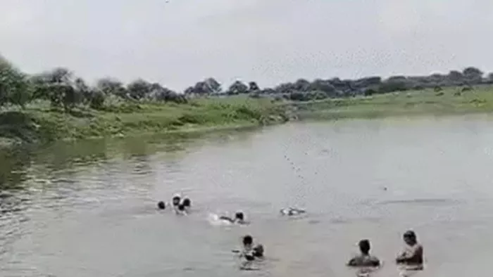 उज्जैन में बड़ा हादसा, नदी में गिरे 20 लोग।