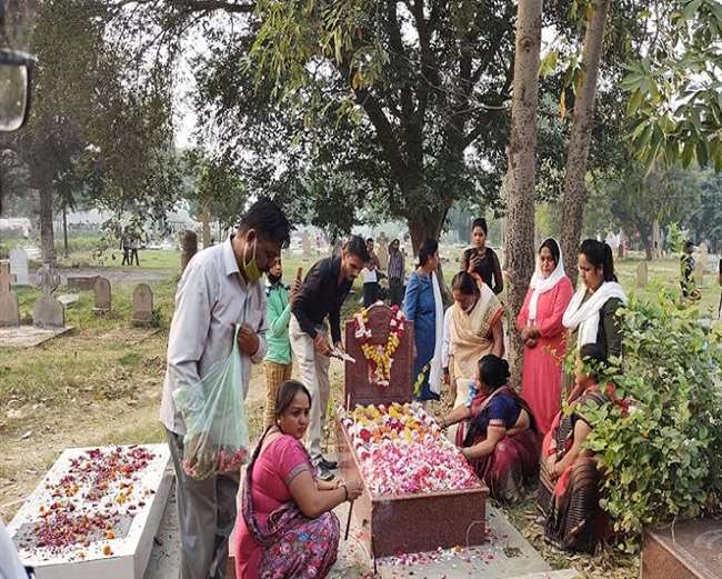 christian prayed to forefathers in grave on all souls day