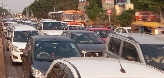 बदइंतजामी..हाईवे पर लगा जाम, लोग हुए परेशान