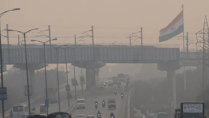 दिल्ली में प्रदूषण के बढ़ने पर कुछ ऐसा नजारा दिख रहा। फोटो- हरीश।