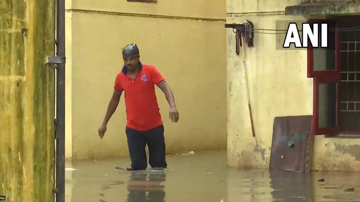 Tamilnadu: भारी बारिश से बेहाल हुई चेन्नई, अब तक 2 की मौत, 7 जिलों में स्कूल-कॉलेज बंद