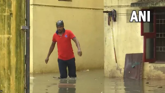 Tamilnadu: भारी बारिश से चेन्नई का हाल-बेहाल, 2 की मौत, 7 जिलों में स्कूल-कॉलेज बंद