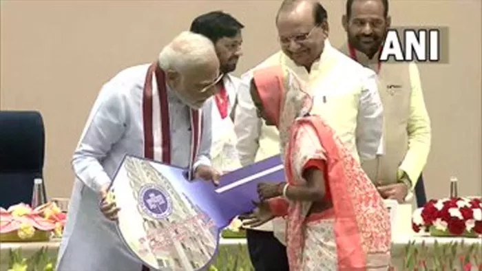 दिल्ली के 575 लोगों को फ्लैट की चाबी पीएम मोदी ने दी।