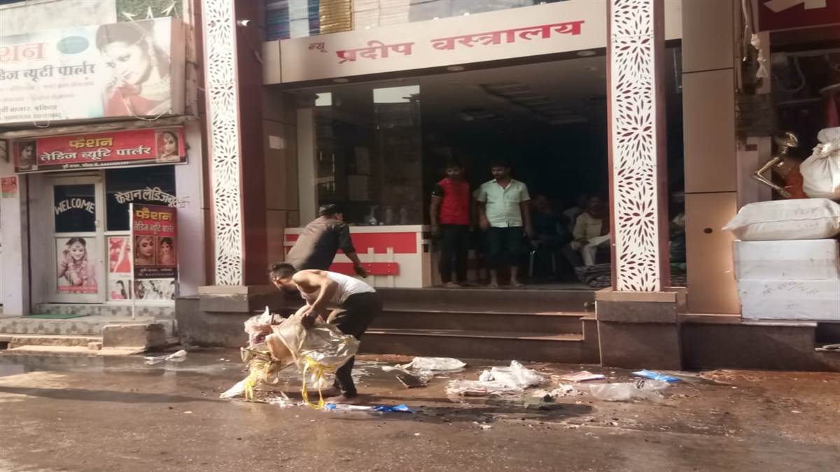 a fire broke out in a clothes shop in chakia nagar of chandauli district the fire brigade team brought the fire under control