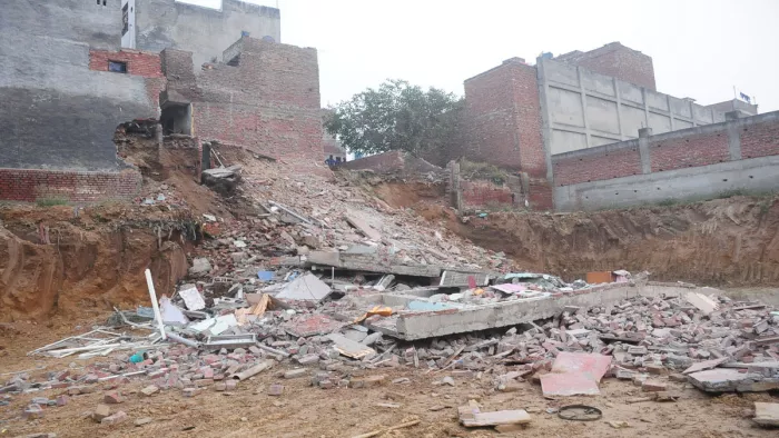 दरार आने पर परिवारों ने छोड़ा मकान। फोटो - मनोज।