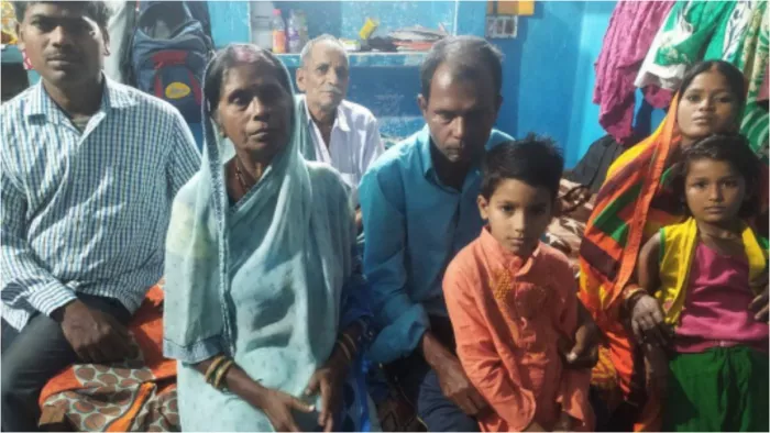 संजय साह की गोद में बेटा आदित्य, साथ में मां(बाएं), पत्नी (दाएं) बेटी, पिता(सबसे पीछे) व भाई। जागरण