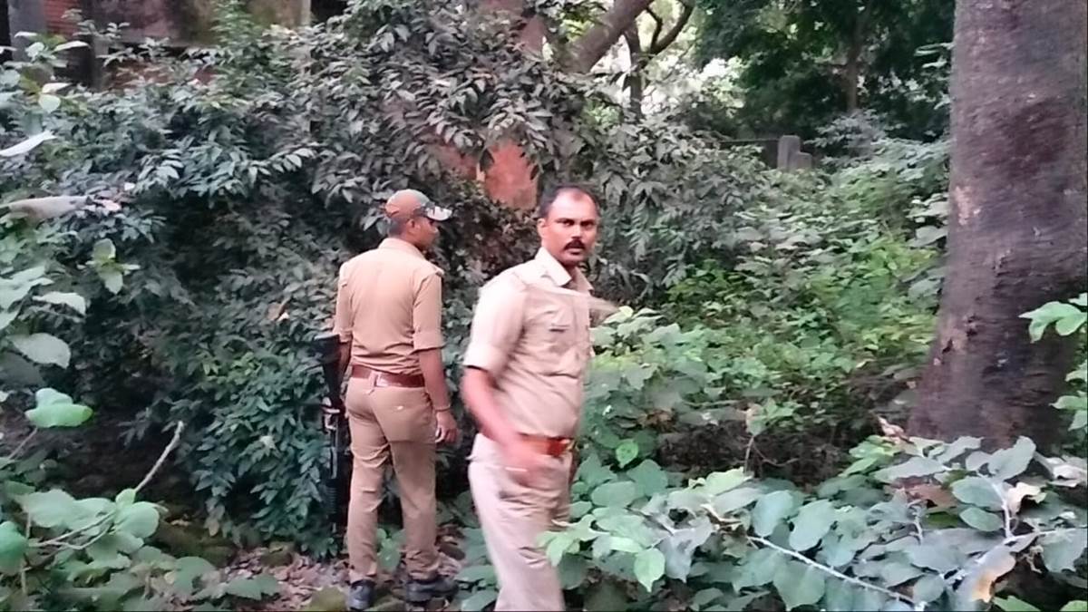 prisoner admitted for treatment in azamgarh escaped from district hospital was brought to hospital a day ago in critical condition