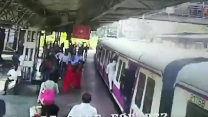 मानखुर्द रेलवे स्टेशन पर लोकल ट्रे से नीचे गिरे एक महिला और बच्चेे को आरपीएफ जवानों ने बचा लिया